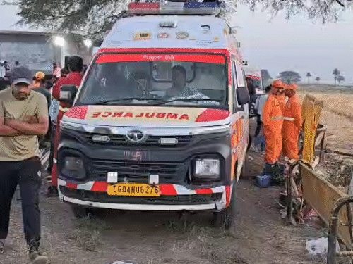 मौके पर दो एंबुलेंस भी बुलाई गई हैं।