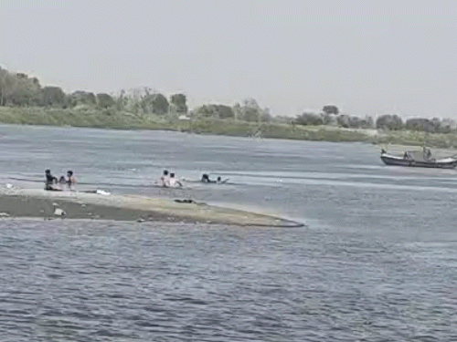 ये फुटेज हादसे के बाद का है। श्रद्धालु नदी में डूबते और तैरकर बाहर आते दिख रहे हैं।