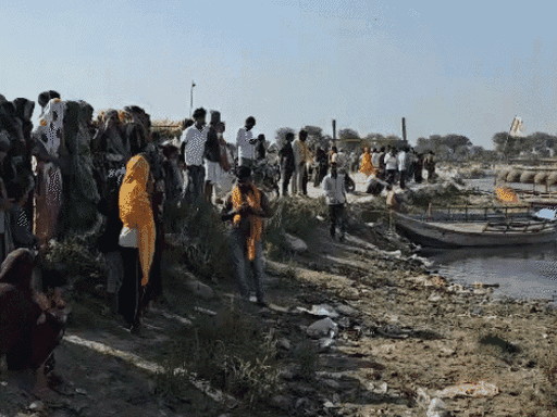 यमुना किनारे लोगों की भीड़ जुट गई। लापता लोगों की तलाश के लिए रेस्क्यू ऑपरेशन चलाया गया।