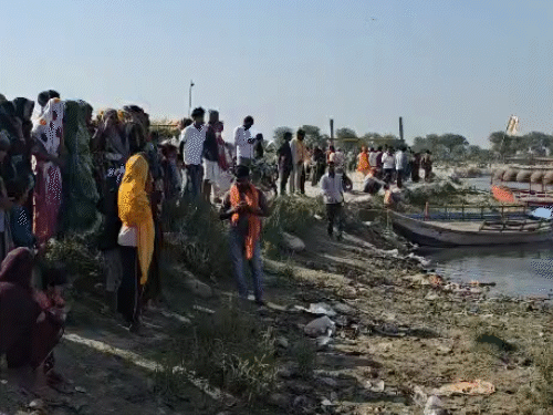 यमुना किनारे लोगों की भीड़ जुट गई। लापता लोगों की तलाश चल रही है।