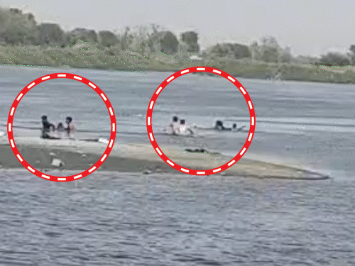यमुना नदी में नाव पलटने के बाद श्रद्धालु डूब गए। बाद में रेस्क्यू अभियान चला गया।