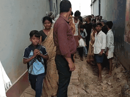 गुरुकुल से अपने बच्चों को साथ ले जाते बाकी पेरेंट्स।