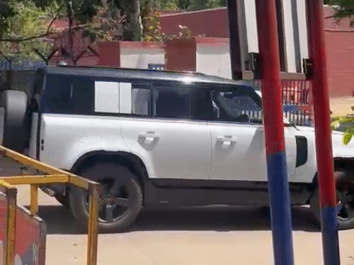 जेल में दिल्ली नंबर की डिफेंडर गाड़ी पहुंची।