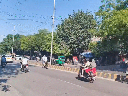 गाजियाबाद में तेज धूप निकली है। तेज हवा भी चल रही है। बारिश के बाद बढ़े पारे से उमस बढ़ गई है।