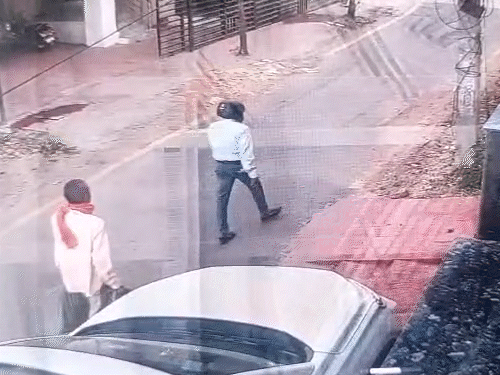 सीसीटीवी फुटेज में आरोपी पीड़ित को एक मकान लेकर जाता हुआ, जहां फ्रिज में रुपए छुपवाए थे।