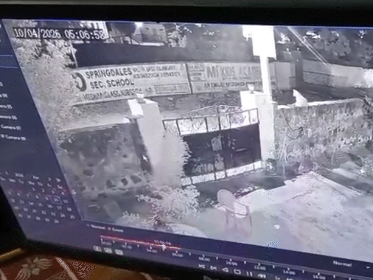 सुबह करीब 5 बजकर 7 मिनट पर तेज रफ्तार कार टक्कर मारने के बाद मकान के गेट और दीवार में जा घुसी।