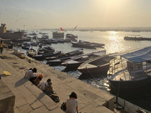 वाराणसी में सुबह से तेज धूप निकली है। हवा नहीं चलने से गर्मी का एहसास हो रहा है।