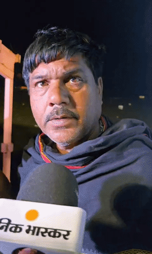 ये गोताखोर राधे हैं। उन्होंने बताया कि नाव में और लोग फंसे हो सकते हैं।