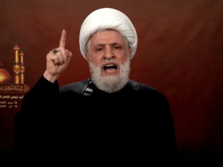 तस्वीर हिजबुल्लाह चीफ नईम कासिम की है। उन्हें 2024 में संगठन की जिम्मेदारी सौंपी गई थी।