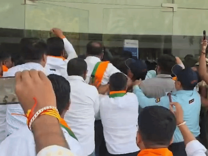 हिंदू संगठन के कार्यकर्ताओं ने शुक्रवार को कंपनी कैंपस में घुसकर हंगामा किया।