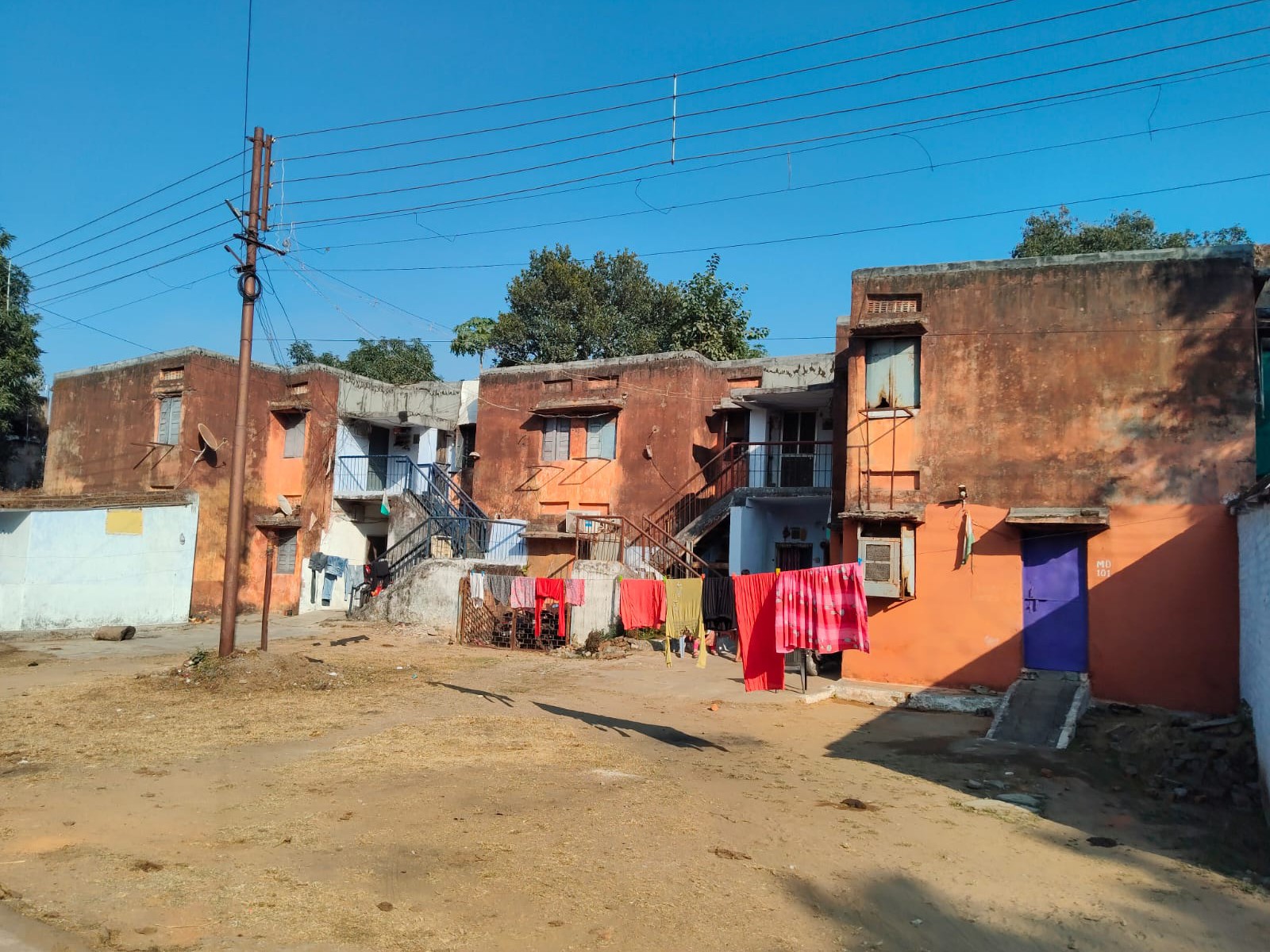 ख़स्ताहाल हो गए है मकान जिनमे रहना जान जोखिम में डालना ही है