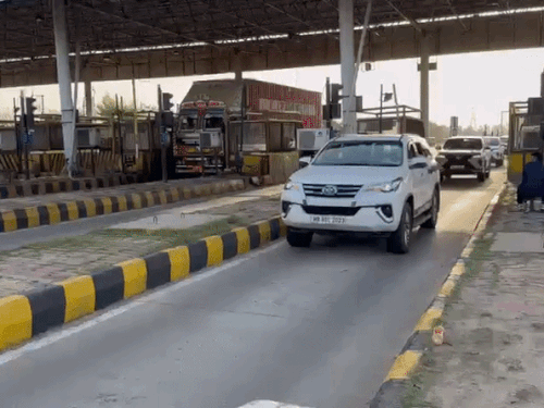 हिसार में दिल्ली नेशनल हाईवे पर रामायण टोल से गुजरता रामपाल का काफिला।