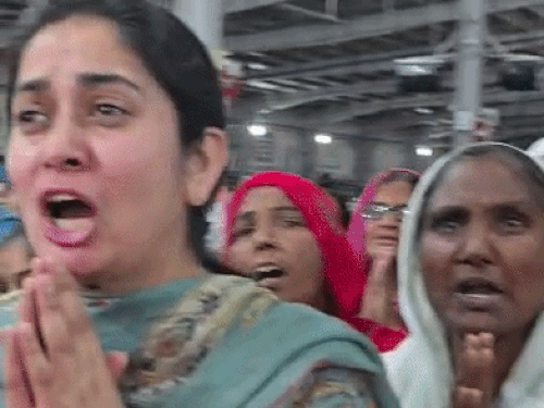 रामपाल को देखकर कुछ महिला भक्त रोने लग गईं।