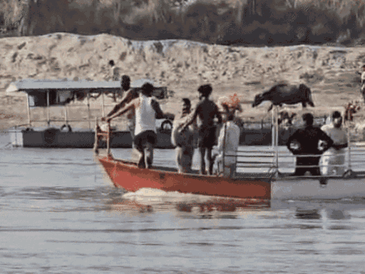 नाव पलटने के बाद रेस्क्यू ऑपरेशन चलाते गोताखोर और घटना की जानकारी देती महिला।