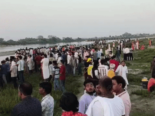 घटना के बाद मौके पर जुटी लोगों की भीड़।