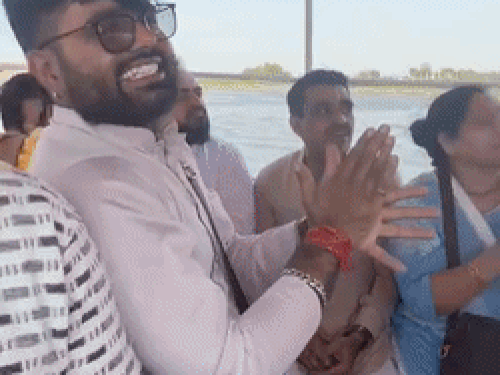 ये हादसे से पहले का फुटेज है। किसी ने लाइफ जैकेट नहीं पहनी थी। राधे-राधे जप रहे थे।