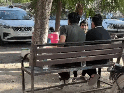 अस्पताल पहुंचे मृतकों के परिजन।