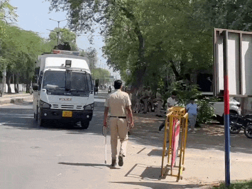 जेल परिसर में दंगा नियंत्रण वाहन भी बुलाया गया है।