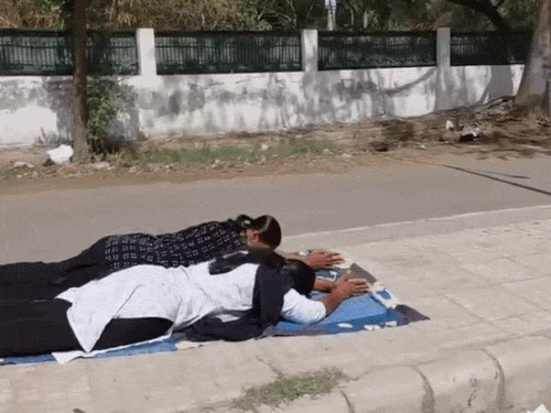 रामपाल के जेल से बाहर निकलने से पहले उसकी दो महिला भक्त पहुंचीं। दोनों ने गेट के सामने दंडवत होकर प्रणाम किया।