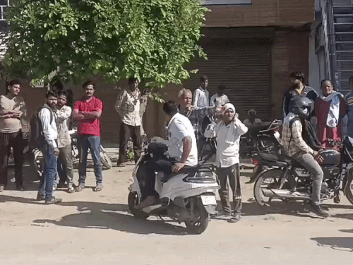 हत्या की सूचना मिलते ही बड़ी संख्या में लोग स्कूल के बाहर पहुंच गए।