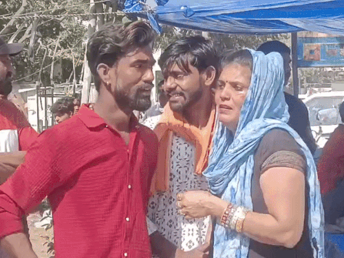 मृतक रवि के परिवार वाले भी रोते-बिलखते मौके पर पहुंचे।