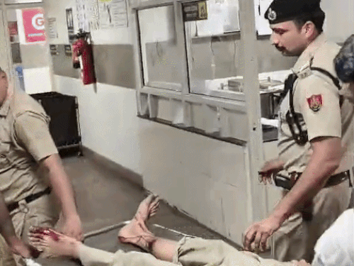 ऑपरेशन थिएटर में बदमाश को ले जाते हुए पुलिसकर्मी।