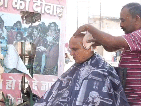 सीधी सांसद ने सड़क किनारे बाल बनवाए। ग्रामीणों के साथ महुआ इकट्‌ठा किया।