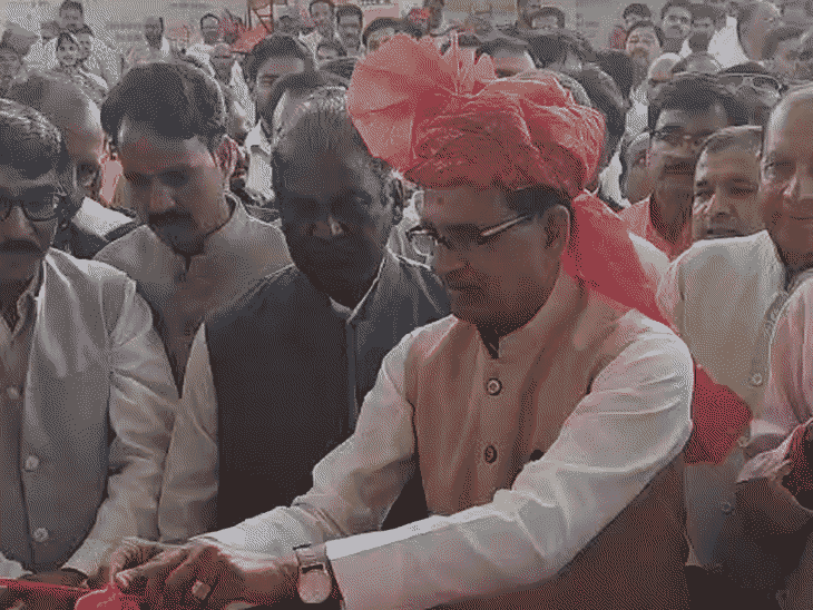 केंद्रीय मंत्री शिवराज ने फीता काटकर प्रदर्शनी का शुभारंभ किया।