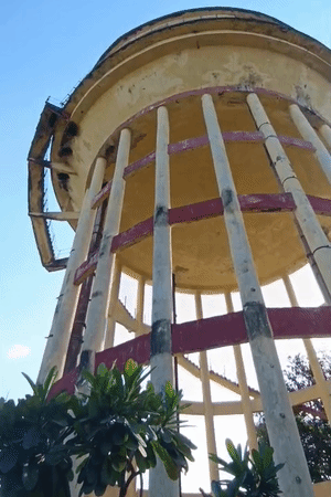 राजाजीपुरम के ई-ब्लॉक स्थित पानी टंकी। इसकी ऊपरी छत टूटी है जिससे इसमें भरा पानी हमेशा खुले में रहता है।