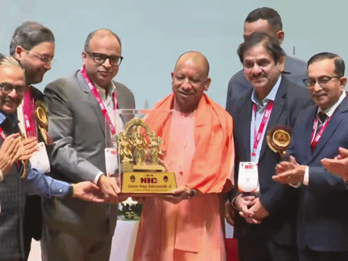 सीएम योगी को कॉर्डियोलॉजी एक्सपर्ट्स ने सम्मानित किया।