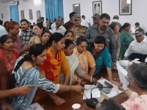 सरोजनी नगर द्वितीय वार्ड की महिलाएं सड़क और नाली की समस्या को लेकर पहुंचीं।