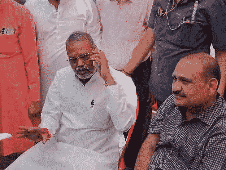 मंत्री नारायण सिंह कुशवाह नगर निगम आयुक्त से फोन पर बात करते हुए। - Dainik Bhaskar