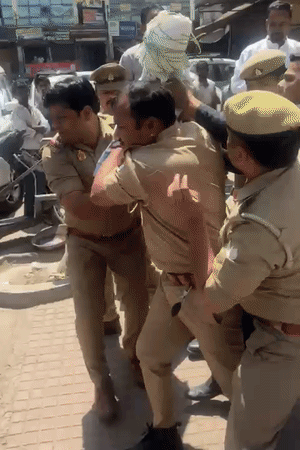 गाजियाबाद में पुतला जलाने जा रहे कांग्रेस नेताओं से पुलिस ने पुतला छीन लिया, जमकर धक्का-मुक्की हुई।