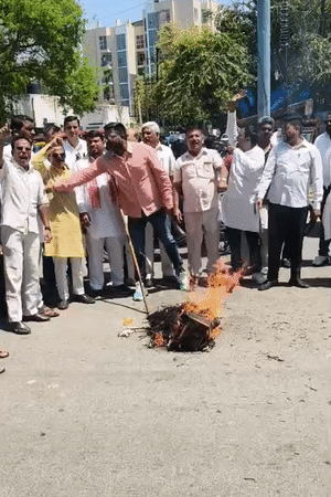 मथुरा में कांग्रेस कार्यकर्ताओं ने पुतला जलाकर नारेबाजी की।