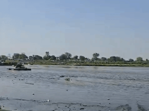 प्रत्यक्षदर्शियों के मुताबिक, इसी जगह स्टीमर पलटा है। पुलिस सर्च ऑपरेशन चला रही है।