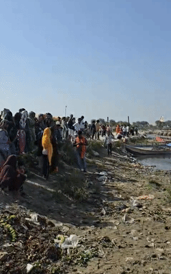 यमुना किनारे लोगों की भीड़ जुट गई है। लापता लोगों की तलाश चल रही है।