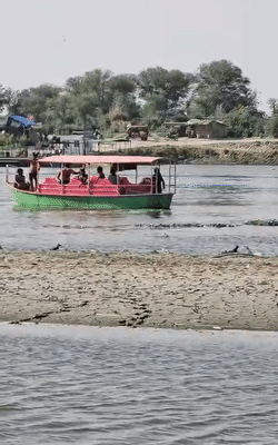 पुलिस गोताखरों की मदद से लापता लोगों की तलाश में