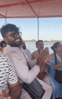 ये हादसे से पहले का फुटेज है। किसी ने लाइफ जैकेट नहीं पहनी थी। राधे-राधे जप करते हुए यमुना विहार कर रहे थे।