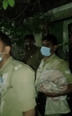 लाश इतनी बुरी तरह सड़ चुकी थी कि कोई उस तरफ देख नहीं पा रहा था। पुलिसकर्मी भी घर के अंदर मास्क लगाकर गए।