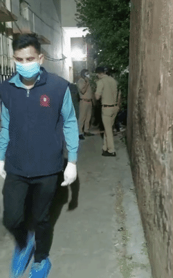 इसी गली में उदय भानु बिस्वास का मकान है। वह घर पर अकेले ही रहते थे।