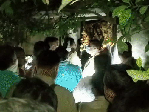 मौके पर लोगों की भारी भीड़ लग गई। घर के अंदर से बहुत ही ज्यादा बदबू आ रही थी।