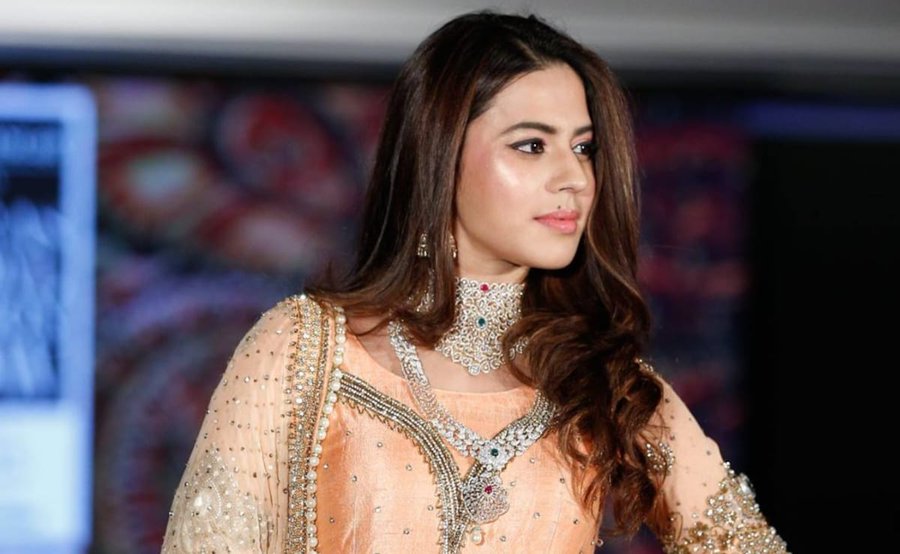 रान्या कर्नाटक पुलिस हाउसिंग कॉर्पोरेशन के DGP रामचंद्र राव की सौतेली बेटी हैं।