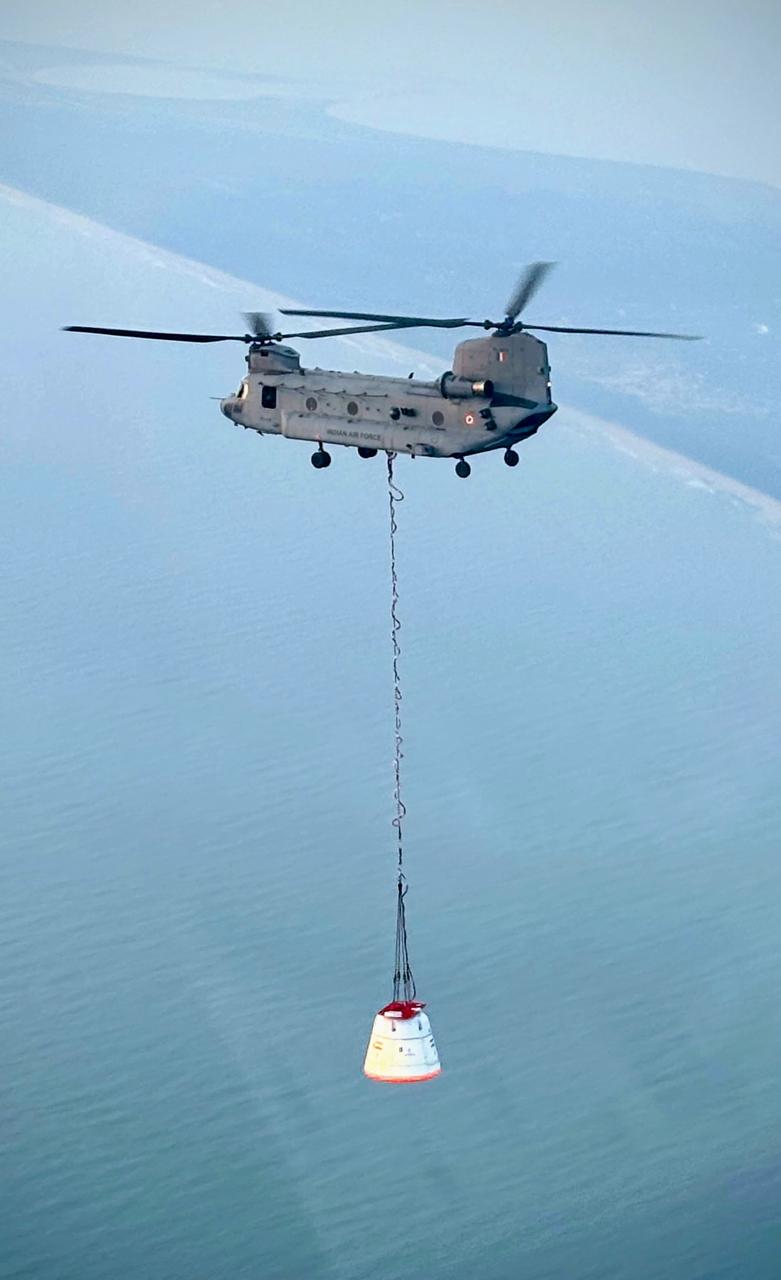 इंडियन एयर फोर्स के चिनूक हेलिकॉप्टर से क्रू मॉड्यूल को हवा में ऊपर ले जाया गया।