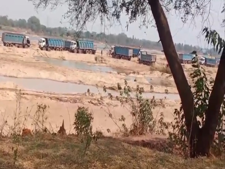 उत्खनन करने के बाद गाड़ियो में रेत भरकर भेजी जाती है।