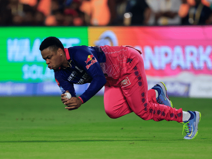 शिमरोन हेटमायर ने पडिक्कल और पंड्या का कैच पकड़ा।