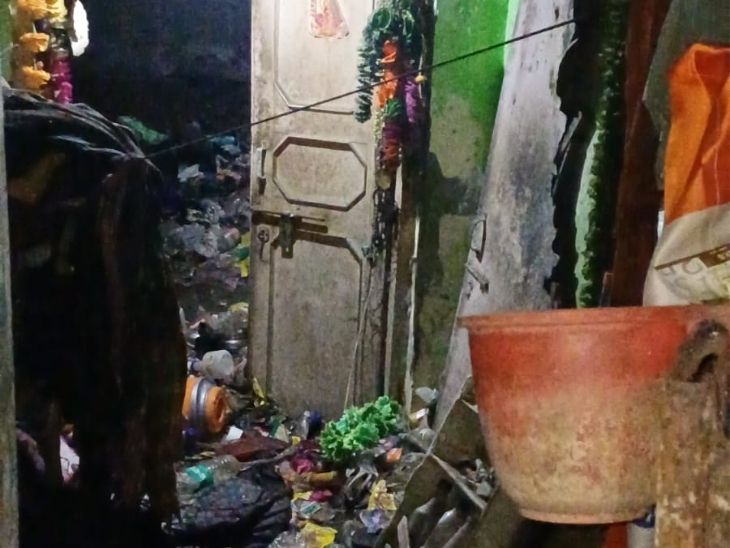 उदय भानु के घर के अंदर कूड़े का ढेर लगा हुआ था। वहीं पास में बेड पर प्रियंका की लाश पड़ी हुई थी।