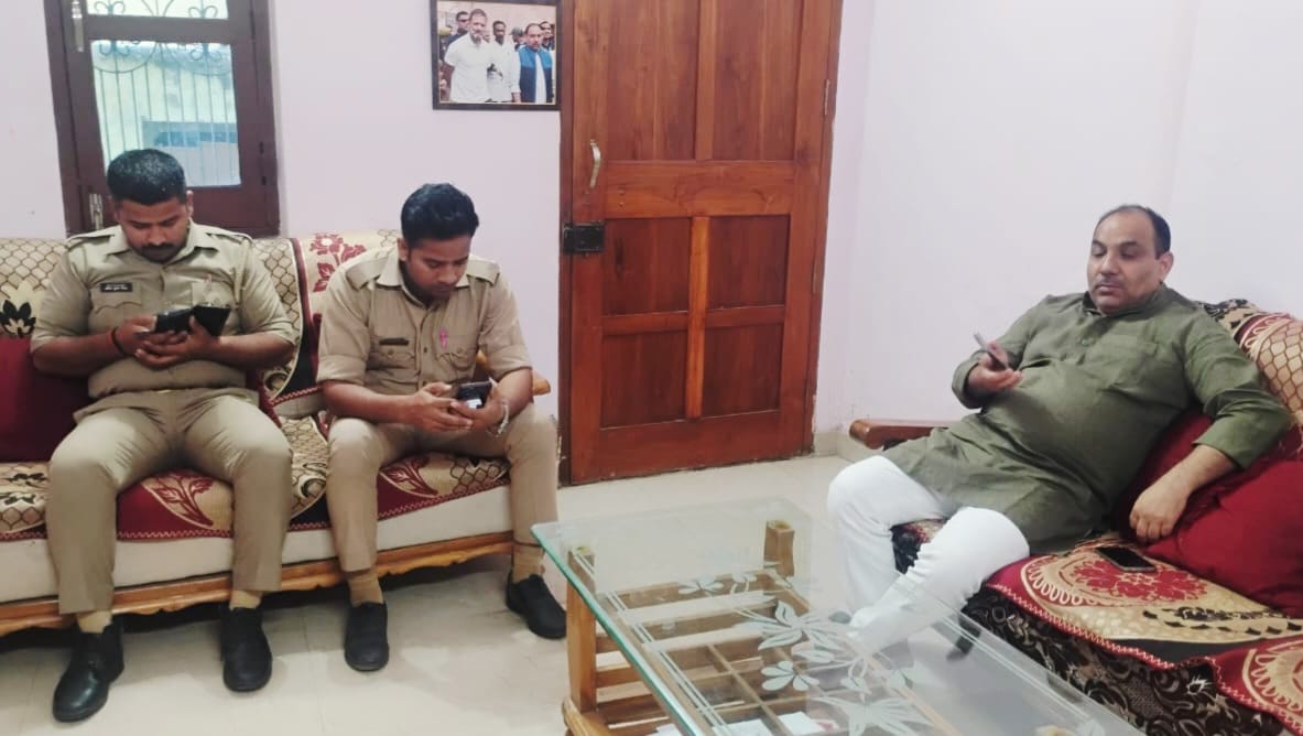 वाराणसी में पुलिस ने कांग्रेस महानगर अध्यक्ष राघवेंद्र चौबे को हाउस अरेस्ट किया है।
