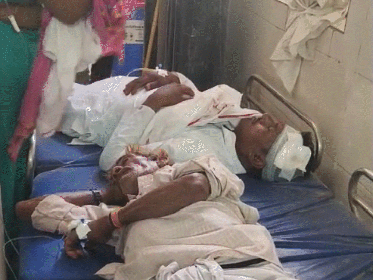 हादसे में दूल्हे सहित करीब 25 लोग घायल हुए हैं।