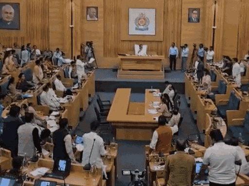 इंदौर नगर निगम में वंदे मातरम् गीत को लेकर खूब हंगामा हुआ था।