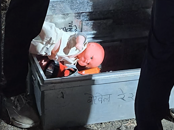 हरदा की टीम के किट में बच्चे का पुतला था जिससे ये पता चलता है कि हरदा टीम ने ऐसे मामलों का अभ्यास किया है। वहीं उज्जैन की टीम के पास ऐसा कुछ नहीं था।